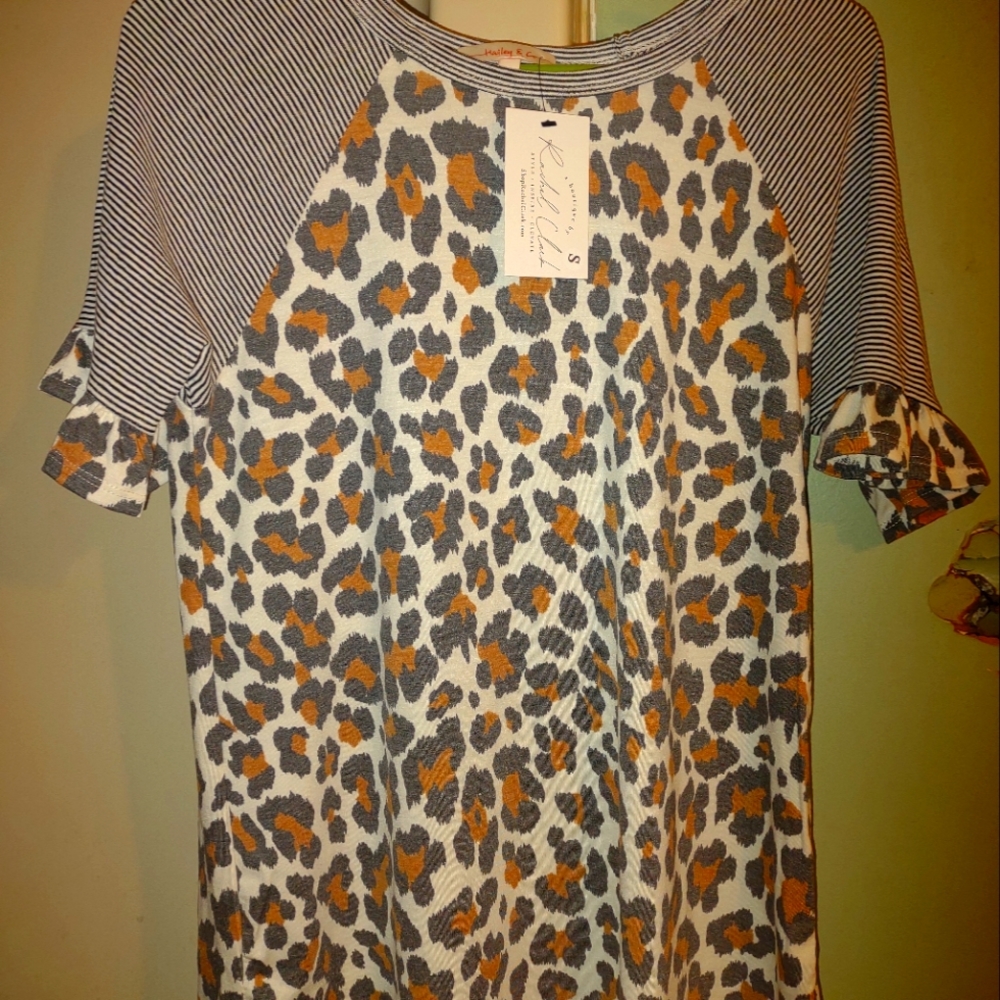 Hailey & Co top‎ Unique Leopard print & Ruffled Sleeves
